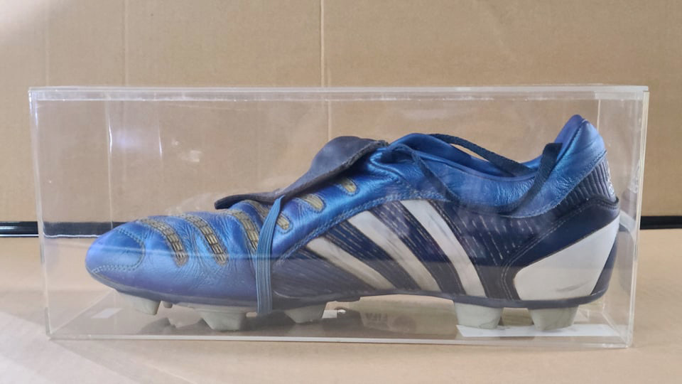 David Beckham Signed Adidas Traxion right football boot 