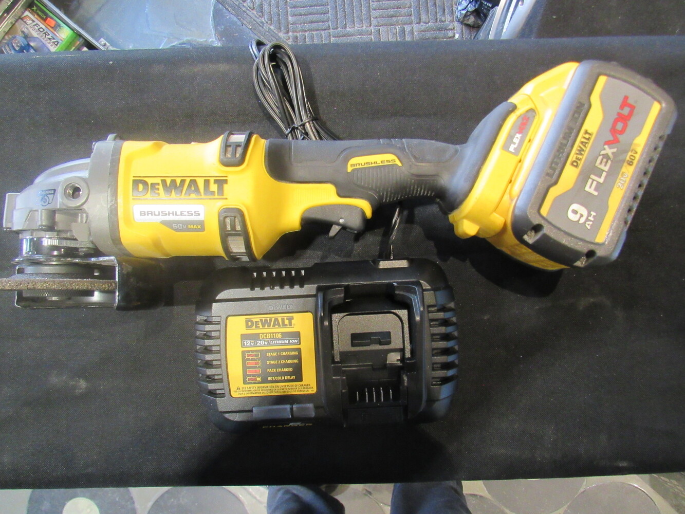 Dewalt dcg414t1 60v discount flexvolt grinder kit