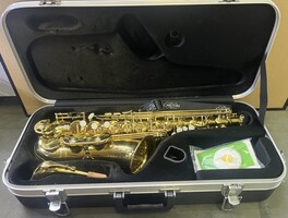 Carlton CAS100 Lacquered Alto Saxophone with Case 