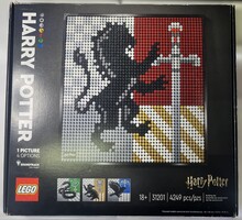 UNOPENED LEGO Harry Potter Hogwarts Crests (31201)